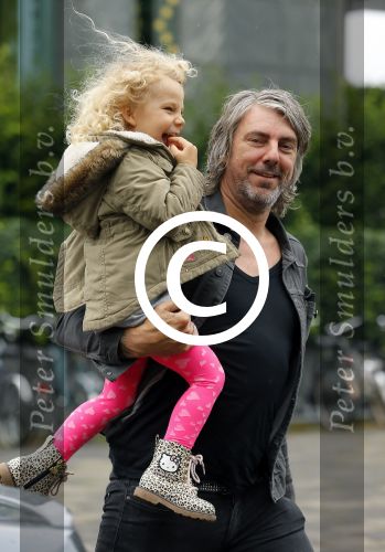 Amsterdam 17 augustus 2015
Ruud de Wild haalt met zijn dochtertje zijn zoontje van school.