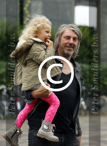 Amsterdam 17 augustus 2015
Ruud de Wild haalt met zijn dochtertje zijn zoontje van school.