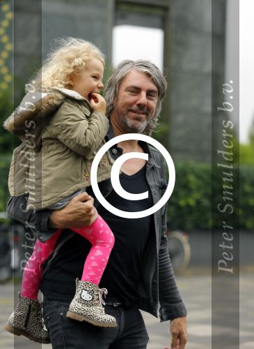 Amsterdam 17 augustus 2015
Ruud de Wild haalt met zijn dochtertje zijn zoontje van school.