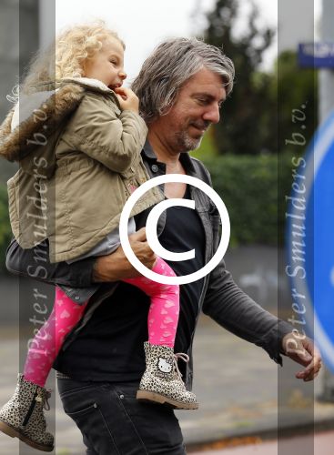 Amsterdam 17 augustus 2015
Ruud de Wild haalt met zijn dochtertje zijn zoontje van school.
