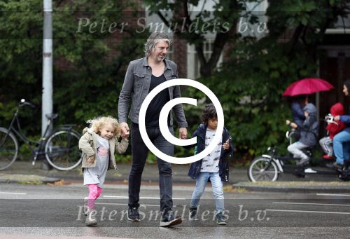 Amsterdam 17 augustus 2015
Ruud de Wild haalt met zijn dochtertje zijn zoontje van school.