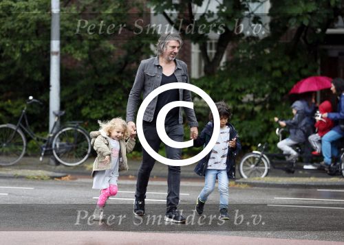 Amsterdam 17 augustus 2015
Ruud de Wild haalt met zijn dochtertje zijn zoontje van school.
