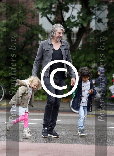 Amsterdam 17 augustus 2015
Ruud de Wild haalt met zijn dochtertje zijn zoontje van school.