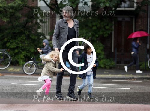 Amsterdam 17 augustus 2015
Ruud de Wild haalt met zijn dochtertje zijn zoontje van school.