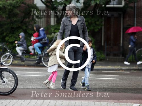 Amsterdam 17 augustus 2015
Ruud de Wild haalt met zijn dochtertje zijn zoontje van school.
