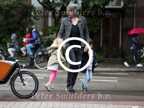 Amsterdam 17 augustus 2015
Ruud de Wild haalt met zijn dochtertje zijn zoontje van school.