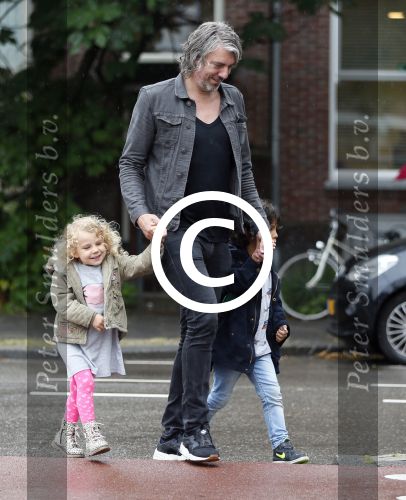 Amsterdam 17 augustus 2015
Ruud de Wild haalt met zijn dochtertje zijn zoontje van school.