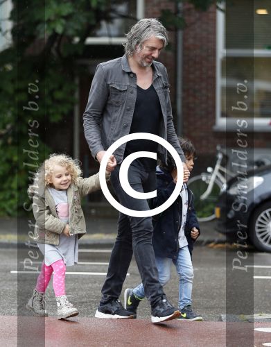Amsterdam 17 augustus 2015
Ruud de Wild haalt met zijn dochtertje zijn zoontje van school.