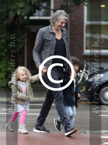 Amsterdam 17 augustus 2015
Ruud de Wild haalt met zijn dochtertje zijn zoontje van school.