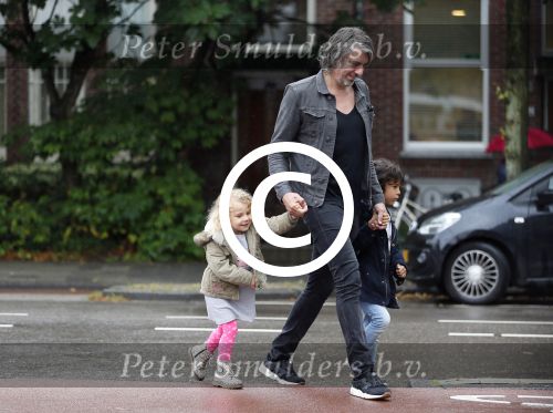 Amsterdam 17 augustus 2015
Ruud de Wild haalt met zijn dochtertje zijn zoontje van school.