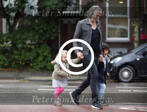 Amsterdam 17 augustus 2015
Ruud de Wild haalt met zijn dochtertje zijn zoontje van school.