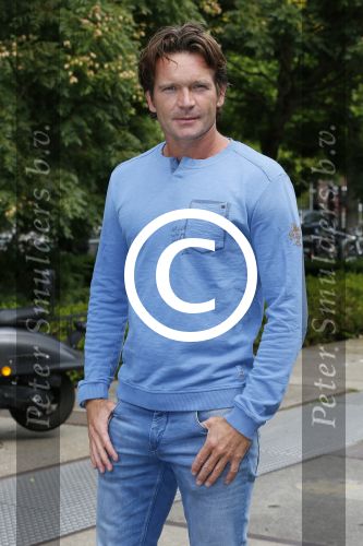 Amsterdam 19 augustus 2015 
Presentatie Expeditie Robinson deelnemers bij de westergasfabriek.. Sharon Doorson, Tim Douwsma, Marian Mudder, Teske de Schepper, Oscar Aerts, Sander Janson, Amara Onwuka, Elle Bandita, Kim Lammers, Kees van der Spek, Wietze de Jager, Klaas van der Eerden, Danny Ghosen, Sandra van Nieuwland, Anna Speller en Jaap Jongbloed met presentatoren Nicolette Kluijver en Dennis Weening