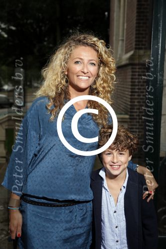 Amsterdam 31 augustus 2015 
Premiere meiden van de herengracht in het tropenmuseum. Sharon Wins met zoon