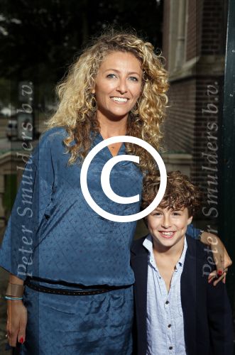 Amsterdam 31 augustus 2015 
Premiere meiden van de herengracht in het tropenmuseum. Sharon Wins met zoon