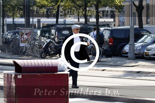 Amsterdam 20 augustus 2015 
Theo Heuft en zijn vriendin rennen om de bus te halen.