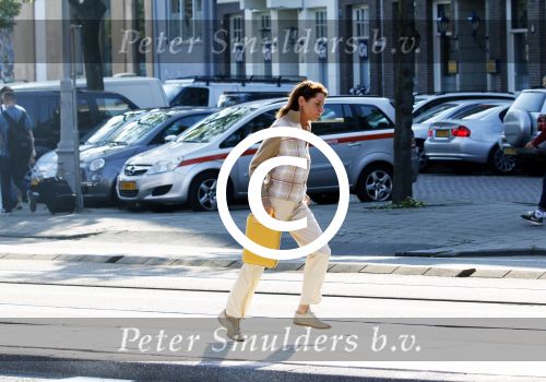 Amsterdam 20 augustus 2015 
Theo Heuft en zijn vriendin rennen om de bus te halen.