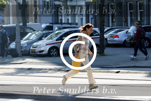 Amsterdam 20 augustus 2015 
Theo Heuft en zijn vriendin rennen om de bus te halen.