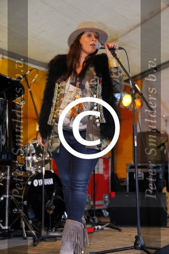 Nigtevecht 5 september 2015
Trijntje Oosterhuis treedt zwanger op bij het muziekfeest in NIgtevecht. Ook haar beide zoons zijn erbij