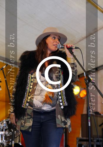 Nigtevecht 5 september 2015
Trijntje Oosterhuis treedt zwanger op bij het muziekfeest in NIgtevecht. Ook haar beide zoons zijn erbij