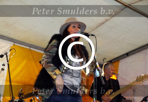 Nigtevecht 5 september 2015
Trijntje Oosterhuis treedt zwanger op bij het muziekfeest in NIgtevecht. Ook haar beide zoons zijn erbij