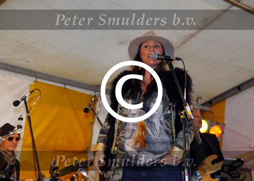 Nigtevecht 5 september 2015
Trijntje Oosterhuis treedt zwanger op bij het muziekfeest in NIgtevecht. Ook haar beide zoons zijn erbij