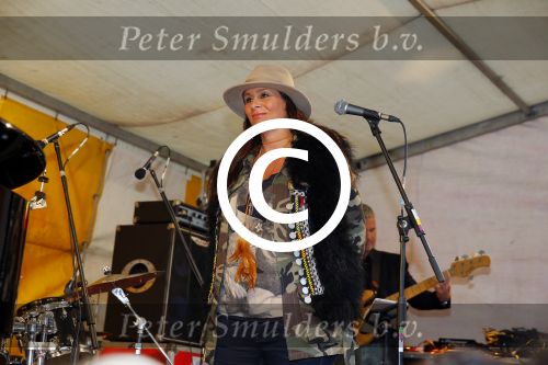Nigtevecht 5 september 2015
Trijntje Oosterhuis treedt zwanger op bij het muziekfeest in NIgtevecht. Ook haar beide zoons zijn erbij
