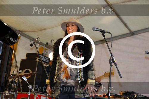Nigtevecht 5 september 2015
Trijntje Oosterhuis treedt zwanger op bij het muziekfeest in NIgtevecht. Ook haar beide zoons zijn erbij