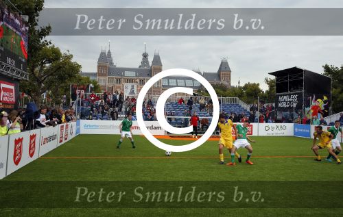 Amsterdam 12 september 2015
WK voetbal voor daklozen op het museumplein. Acteur Colin Farell kijkt bij het ierse team.