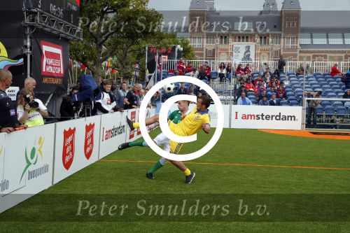 Amsterdam 12 september 2015
WK voetbal voor daklozen op het museumplein. Acteur Colin Farell kijkt bij het ierse team.