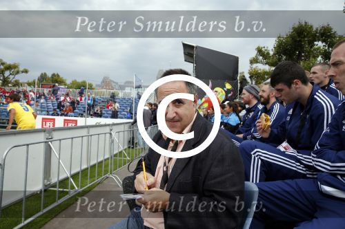 Amsterdam 12 september 2015
WK voetbal voor daklozen op het museumplein. Acteur Colin Farell kijkt bij het ierse team.