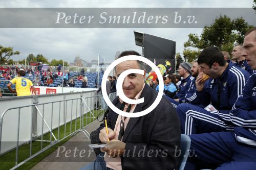 Amsterdam 12 september 2015
WK voetbal voor daklozen op het museumplein. Acteur Colin Farell kijkt bij het ierse team.