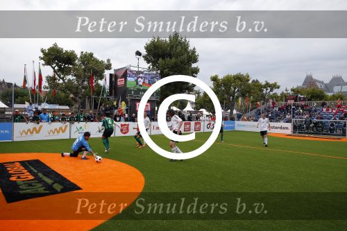 Amsterdam 12 september 2015
WK voetbal voor daklozen op het museumplein. Acteur Colin Farell kijkt bij het ierse team.