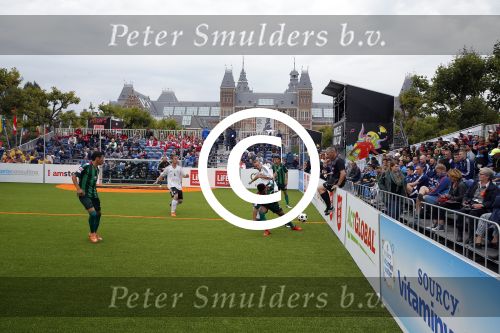Amsterdam 12 september 2015
WK voetbal voor daklozen op het museumplein. Acteur Colin Farell kijkt bij het ierse team.