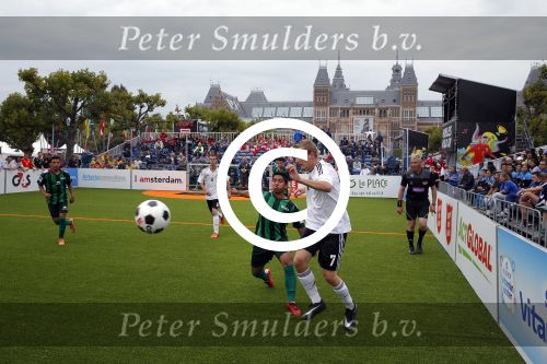 Amsterdam 12 september 2015
WK voetbal voor daklozen op het museumplein. Acteur Colin Farell kijkt bij het ierse team.