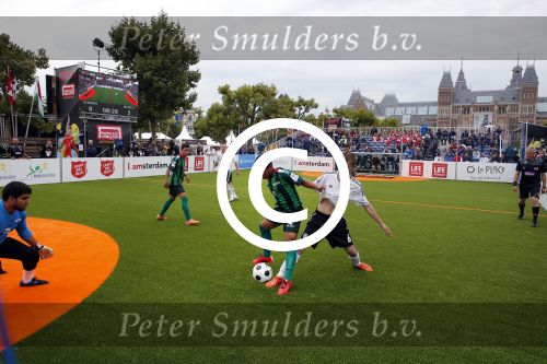 Amsterdam 12 september 2015
WK voetbal voor daklozen op het museumplein. Acteur Colin Farell kijkt bij het ierse team.