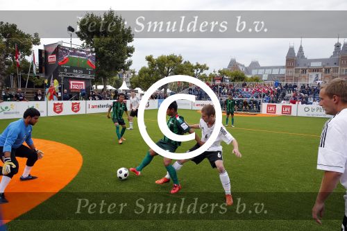Amsterdam 12 september 2015
WK voetbal voor daklozen op het museumplein. Acteur Colin Farell kijkt bij het ierse team.