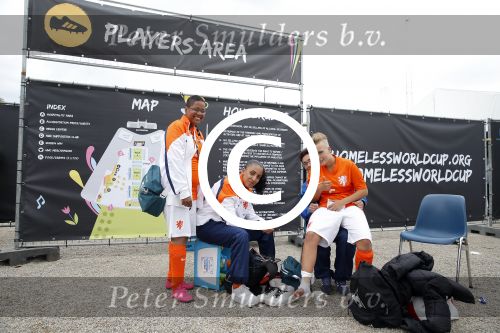 Amsterdam 12 september 2015
WK voetbal voor daklozen op het museumplein. Acteur Colin Farell kijkt bij het ierse team.