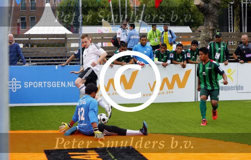 Amsterdam 12 september 2015
WK voetbal voor daklozen op het museumplein. Acteur Colin Farell kijkt bij het ierse team.
