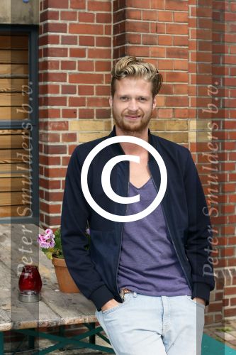 Amsterdam 19 augustus 2015 
Presentatie Expeditie Robinson deelnemers bij de westergasfabriek.. Sharon Doorson, Tim Douwsma, Marian Mudder, Teske de Schepper, Oscar Aerts, Sander Janson, Amara Onwuka, Elle Bandita, Kim Lammers, Kees van der Spek, Wietze de Jager, Klaas van der Eerden, Danny Ghosen, Sandra van Nieuwland, Anna Speller en Jaap Jongbloed met presentatoren Nicolette Kluijver en Dennis Weening