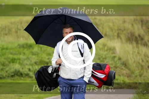Zandvoort 5 september 2015
 
Op zaterdag 5 september zal traditiegetrouw de Charity Challenge van het KLM Open plaatsvinden op de Kennemer G&CC. Bekende Nederlanders spelen met genodigden van partners en sponsoren van het KLM Open voor het goede doel, UNICEF. Onder de deelnemende BNâ€™ers bevinden zich Jeroen Rietbergen, Bryan Roy, Daan Slooter, , Winston Gerschtanowitz Ties Kruize, Willem van Hanegem, Elsemieke Havenga, Ferry Maat, Jan Lammers, Toine van Peperstraten,Peter Paul Muller,  Ed de Goey, Floris Jan Bovelander en Willy van de Kerkhof en Nicolien Sauerbrei