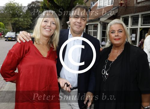 Blaricum 6 september 2016
Surprise party voor Willibrord Frequin zijn 75e verjaardag bij  Moeke Spijstra.
Zijn vriendin kinderen en kleinkinderen zijn natuurlijk aanwezig. Aad Dorien en Els Ouborg