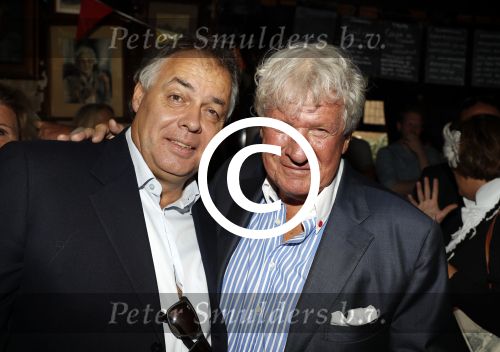 Blaricum 6 september 2016
Surprise party voor Willibrord Frequin zijn 75e verjaardag bij  Moeke Spijstra.
Zijn vriendin kinderen en kleinkinderen zijn natuurlijk aanwezig. Aad Dorien en Els Ouborg