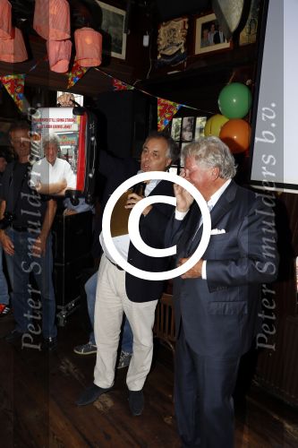 Blaricum 6 september 2016
Surprise party voor Willibrord Frequin zijn 75e verjaardag bij  Moeke Spijstra.
Zijn vriendin kinderen en kleinkinderen zijn natuurlijk aanwezig. Aad Dorien en Els Ouborg