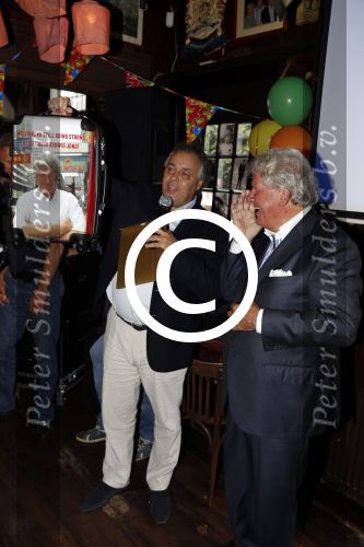 Blaricum 6 september 2016
Surprise party voor Willibrord Frequin zijn 75e verjaardag bij  Moeke Spijstra.
Zijn vriendin kinderen en kleinkinderen zijn natuurlijk aanwezig. Aad Dorien en Els Ouborg