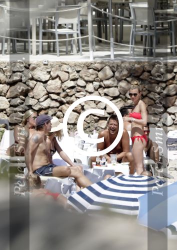ibiza 27 juni 2016 
Stranddag van Nick en Kirsten Schilder de dag na hun trouwen bij el chirinquito.
Aanwezig oa Jan en Liza Smit Simon en Annemarie Keizer Jaap Kwakman met vriendin Aloys Buys met vriendin Jaap Reesema