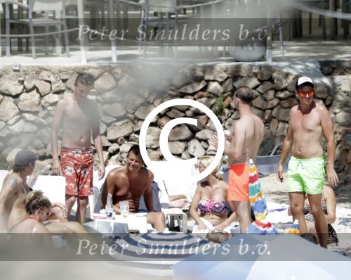 ibiza 27 juni 2016 
Stranddag van Nick en Kirsten Schilder de dag na hun trouwen bij el chirinquito.
Aanwezig oa Jan en Liza Smit Simon en Annemarie Keizer Jaap Kwakman met vriendin Aloys Buys met vriendin Jaap Reesema