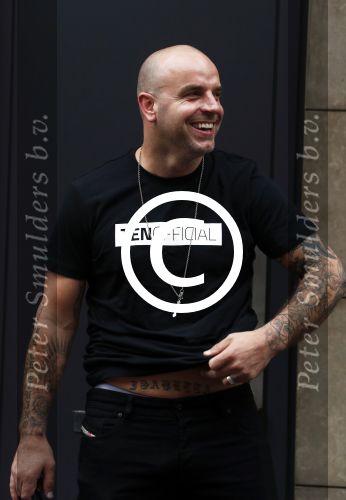 Amsterdam 21 juni 2016
Andy v d Mweyde op de pc hooftstraat met een shirt van 10official aan. (Merk van Rodney Sneijder)