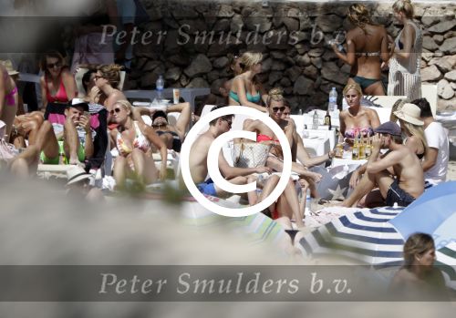 ibiza 27 juni 2016 
Stranddag van Nick en Kirsten Schilder de dag na hun trouwen bij el chirinquito.
Aanwezig oa Jan en Liza Smit Simon en Annemarie Keizer Jaap Kwakman met vriendin Aloys Buys met vriendin Jaap Reesema