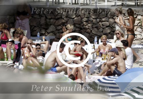 ibiza 27 juni 2016 
Stranddag van Nick en Kirsten Schilder de dag na hun trouwen bij el chirinquito.
Aanwezig oa Jan en Liza Smit Simon en Annemarie Keizer Jaap Kwakman met vriendin Aloys Buys met vriendin Jaap Reesema