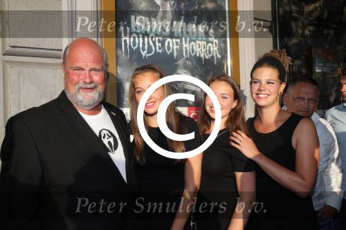 Amsterdam, 18 Augustus 2016
Premiere Hans Klok in Carre, House of Horror.
Bert Simhoffer met zijn dochters